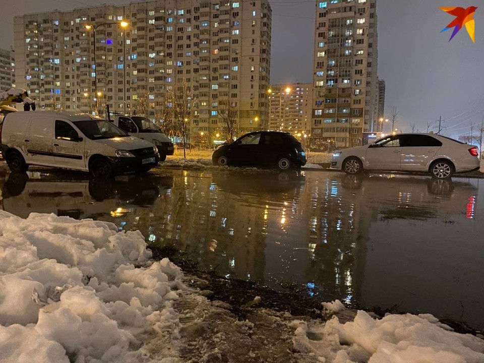 По словам жителей, канализация здесь давно бьет ключом