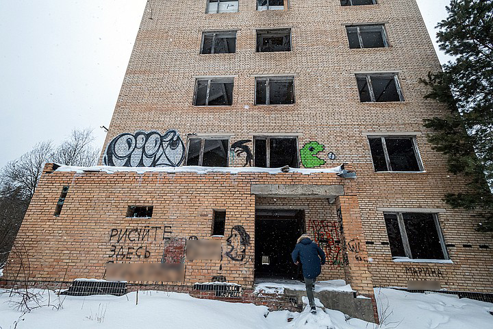 Территория в советские годы принадлежала пансионату «Голубое озеро»