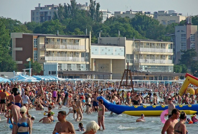 Туристов на пляжах - тьма