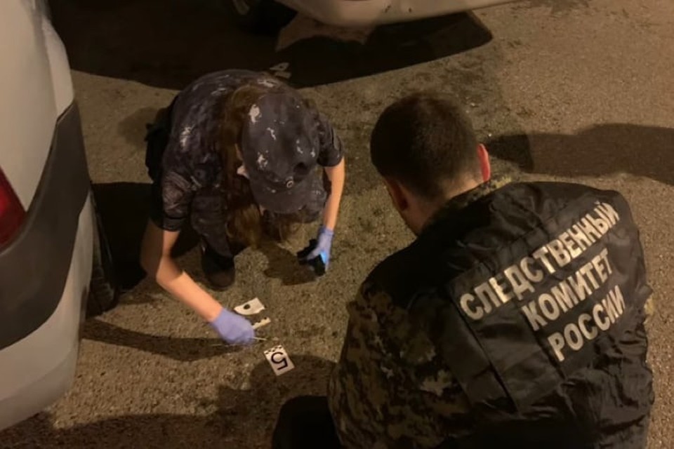 Сейчас правоохранители разыскивают стрелявшего. На месте происшествия работает следственно-оперативная группа
