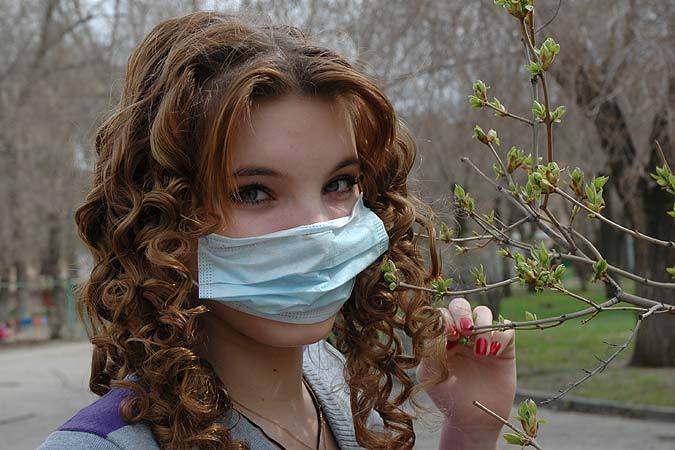 Носить маску в местах скопления людей все еще обязательно.