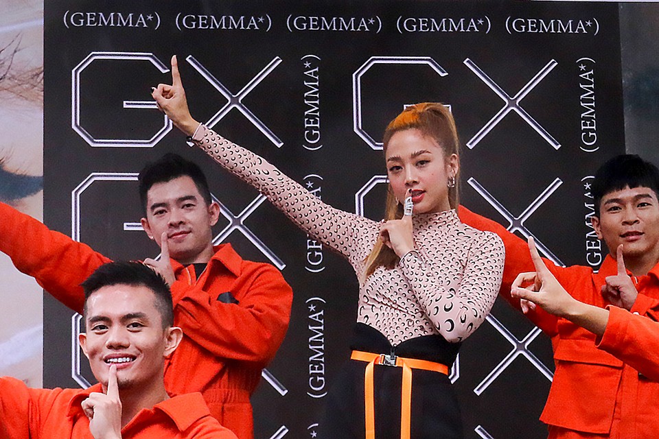 A los chinos solo se les permitía cantar canciones verificadas ideológicamente.