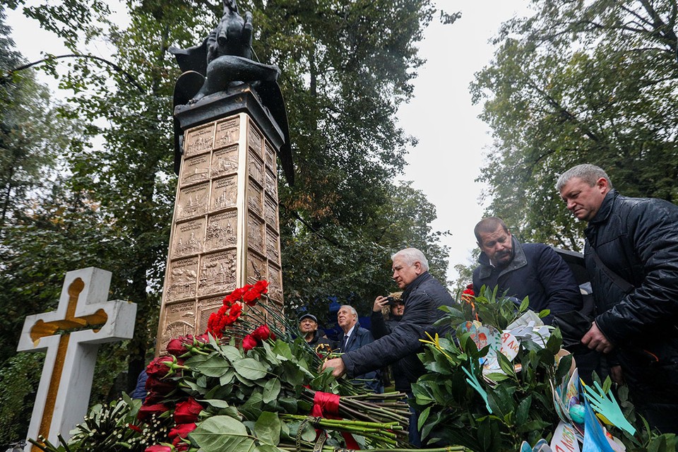 21 сентября в день рождения Юрия Лужкова на Новодевичьем кладбище, где два года назад был похоронен бывший мэр столицы, открыли новый памятник. Фото: Кирилл Зыков/АГН "Москва"
