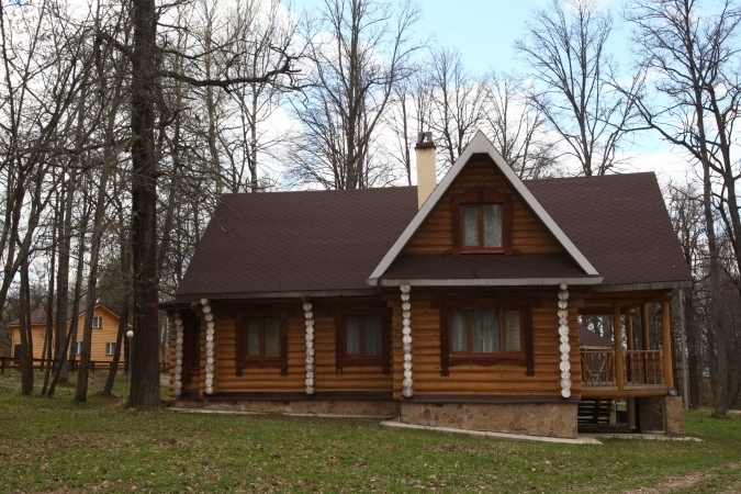 По словам очевидцев, спящих силой вытаскивали из коттеджей и ломали ребра