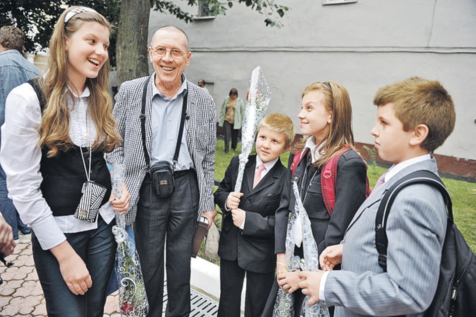 Валерий Золотухин со своими внуками 1 сентября 2011 года. До смерти замечательного актера остается чуть больше полутора лет...