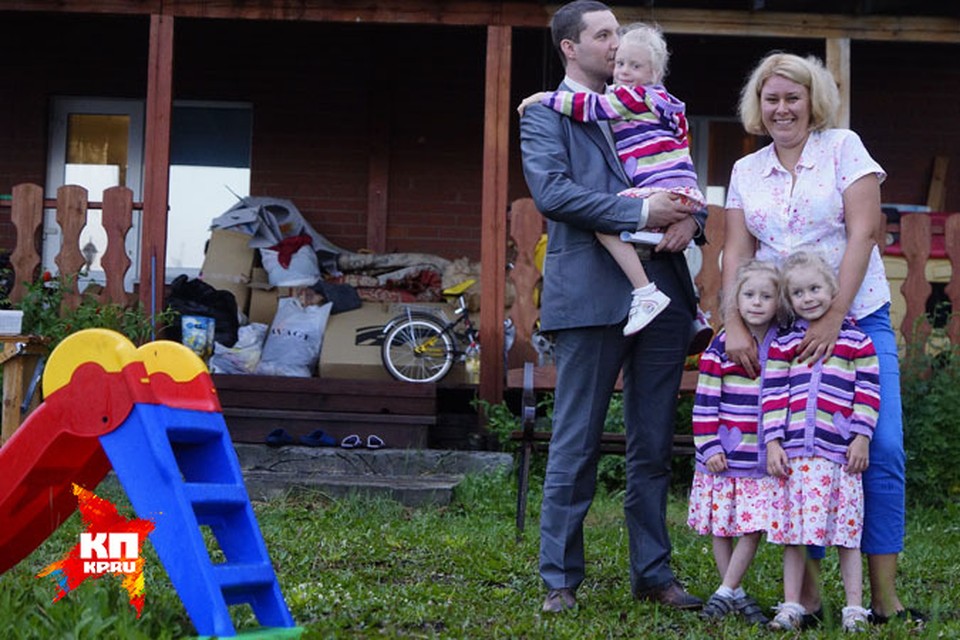 Семья из Екатеринбурга удочерила тройняшек Веру, Надежду и