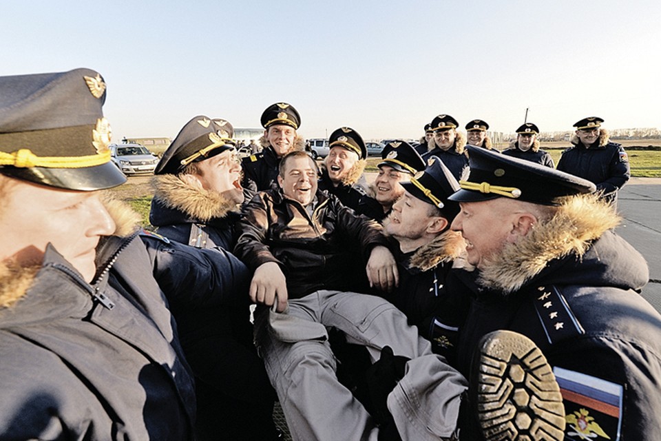 На аэродроме Приморско-Ахтарска в Краснодарском крае, куда вчера из Сирии вернулись очередные Су-25, пилотов встречали как героев. Фото: Сергей ПИВОВАРОВ/РИА Новости