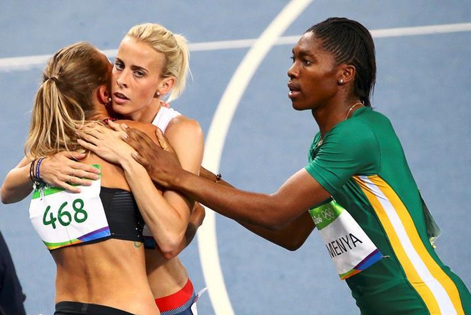 Спортсменки великобритании. Зия Холман легкоатлетка. Зия Холман бегунья. Поцелуй легкоатлеток. 800 М женщины Олимпийские игры 2016.