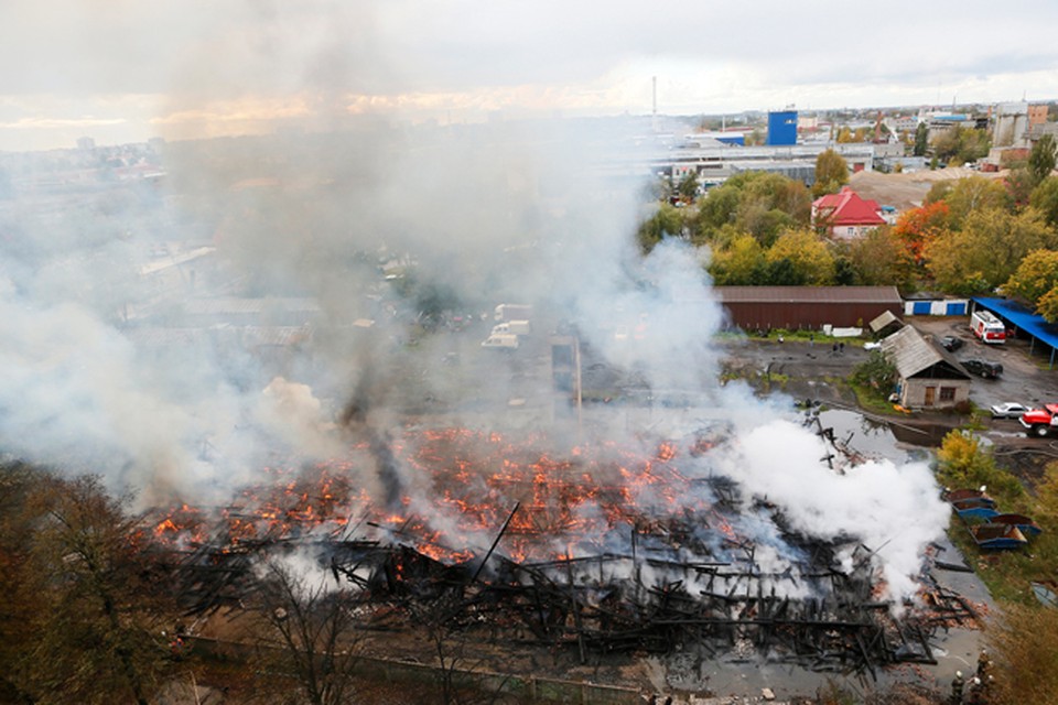 Дом горит. Пожар в калининграде сейчас. Мираторг калининград горит. Пожар в калининграде сейчас. Что горит в калининграде сейчас.