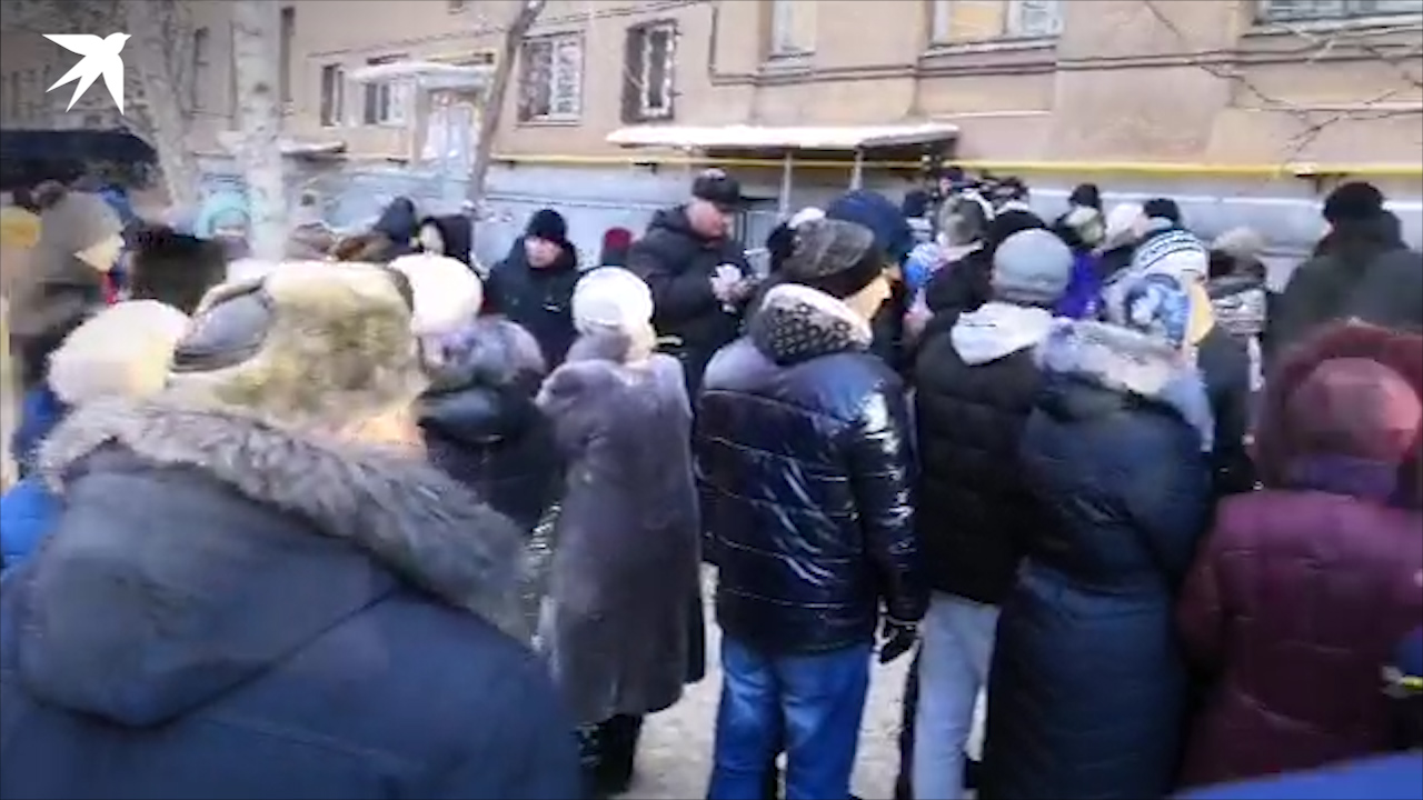Первые жильцы рухнувшего подъезда заходят в свои квартиры