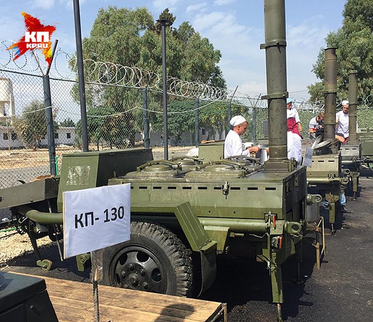 Сразу за столовой ревет десяток полевых кухонь