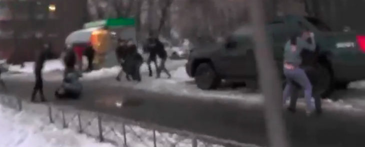 . а уже спустя несколько минут началось массовое побоище.