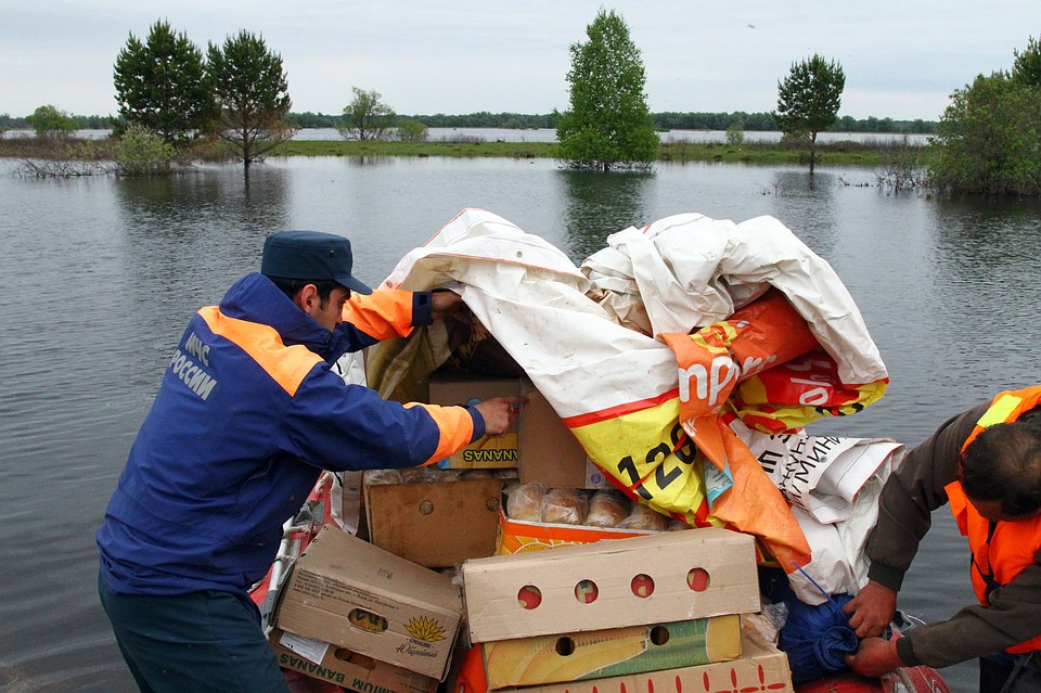 Усть-ишим омская область паводок. Женщина переправляет детей на лодке. Мчс ишим. Ишим подтопление. Мчс усть ишим.