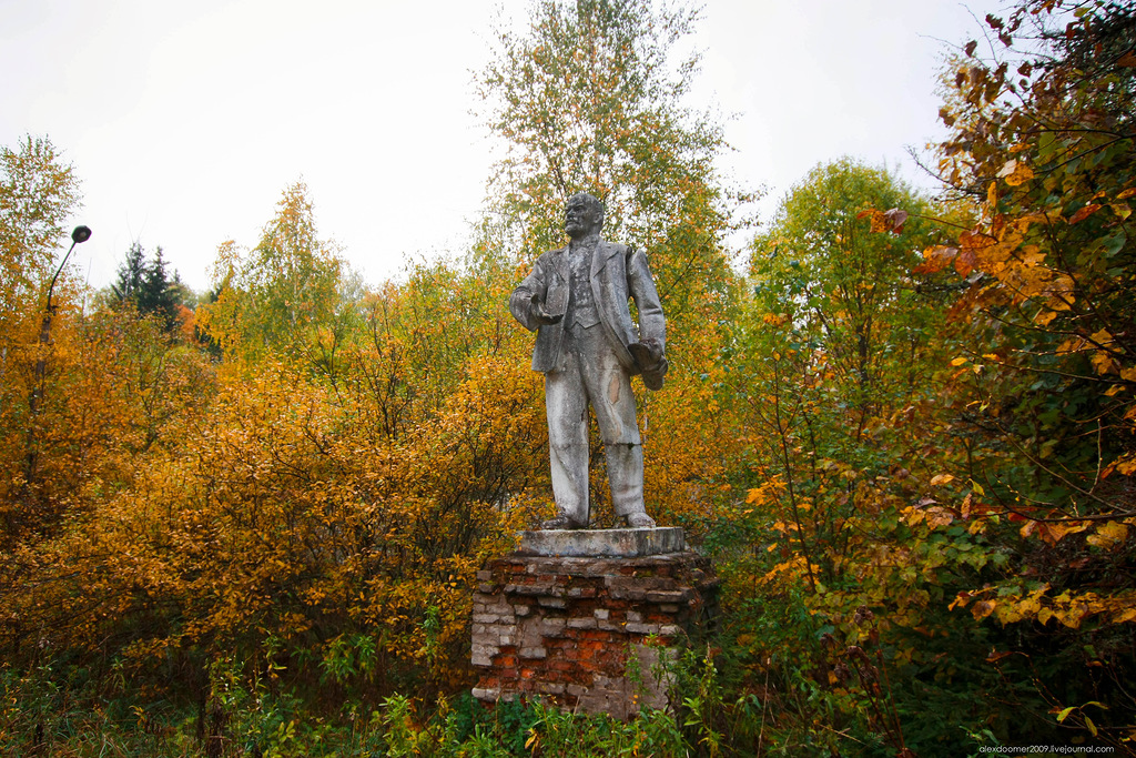 Пионерский лагерь "Лесное" под Зеленоградом. Когда его забросили, природа стала с огромной скоростью поглощать все аллеи, площадки и даже корпуса. Сейчас "дедушка" Ленин украшает лес. ФОТО http://alexdoomer2009.livejournal.com/
