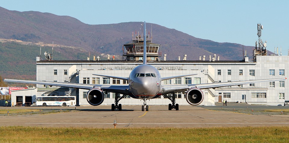 Аэропорт южно-сахалинск. Аэропорт елань южно сахалинск. Аэропорт г южно сахалинска. Старый аэропорт южно-сахалинск. Аэропорт г южно сахалинска.