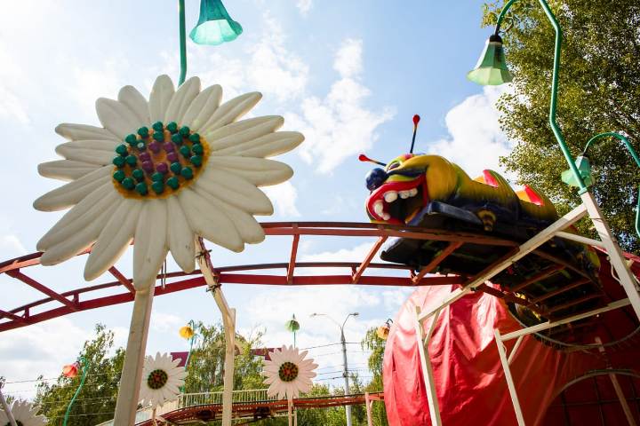 Предоставлено "Алтай парк". Аттракцион "Гусеница" в парке "Солнечный ветер"