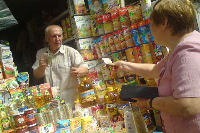 Пенсионеры покупают только самые необходимые продукты