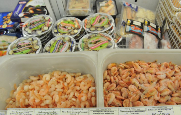 как выбрать креветки замороженные. как выбирать креветки замороженные в магазине. как правильно выбрать креветки замороженные в магазине. замороженные креветки на прилавке. креветки баренцева моря.