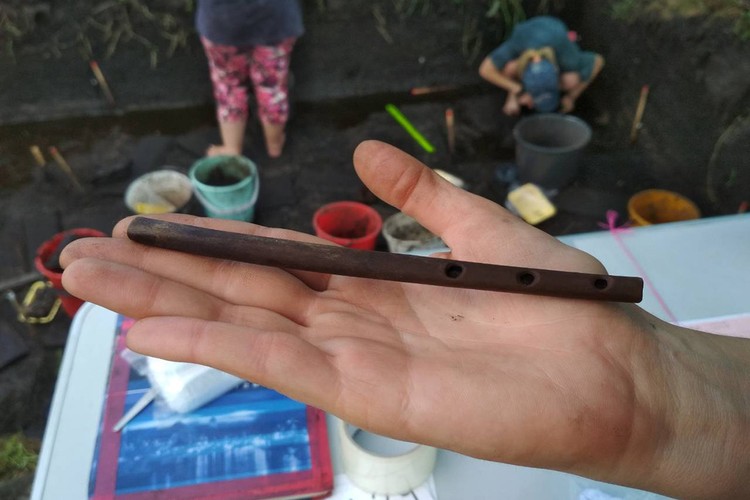 Чтобы сделать копию древней дудочки, историкам нужна берцовая кость журавля. Фото: Максим ЧЕРНЯВСКИЙ.