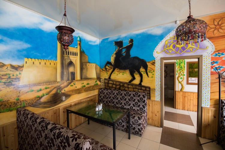 Стены украшает роспись.