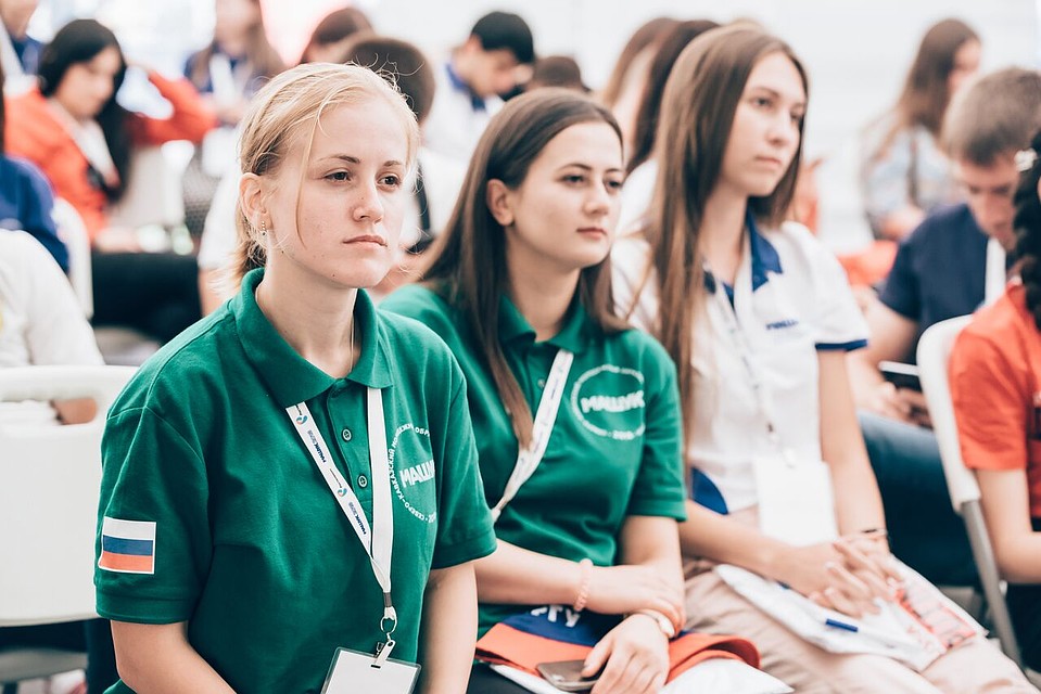 Какие у добровольцев. Международный день добровольца в россии. Лучшие волонтеры. Поздравление волонтеров. Волонтеры природы.