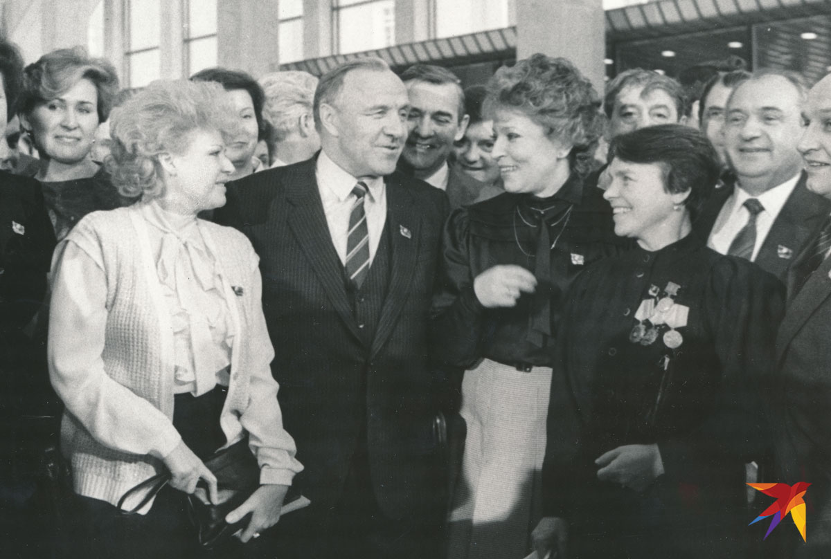 С актером Михаилом Ульяновым в кулуарах ХХVII съезда КПСС (1986 год).Фото: из личного архива В. Матвиенко