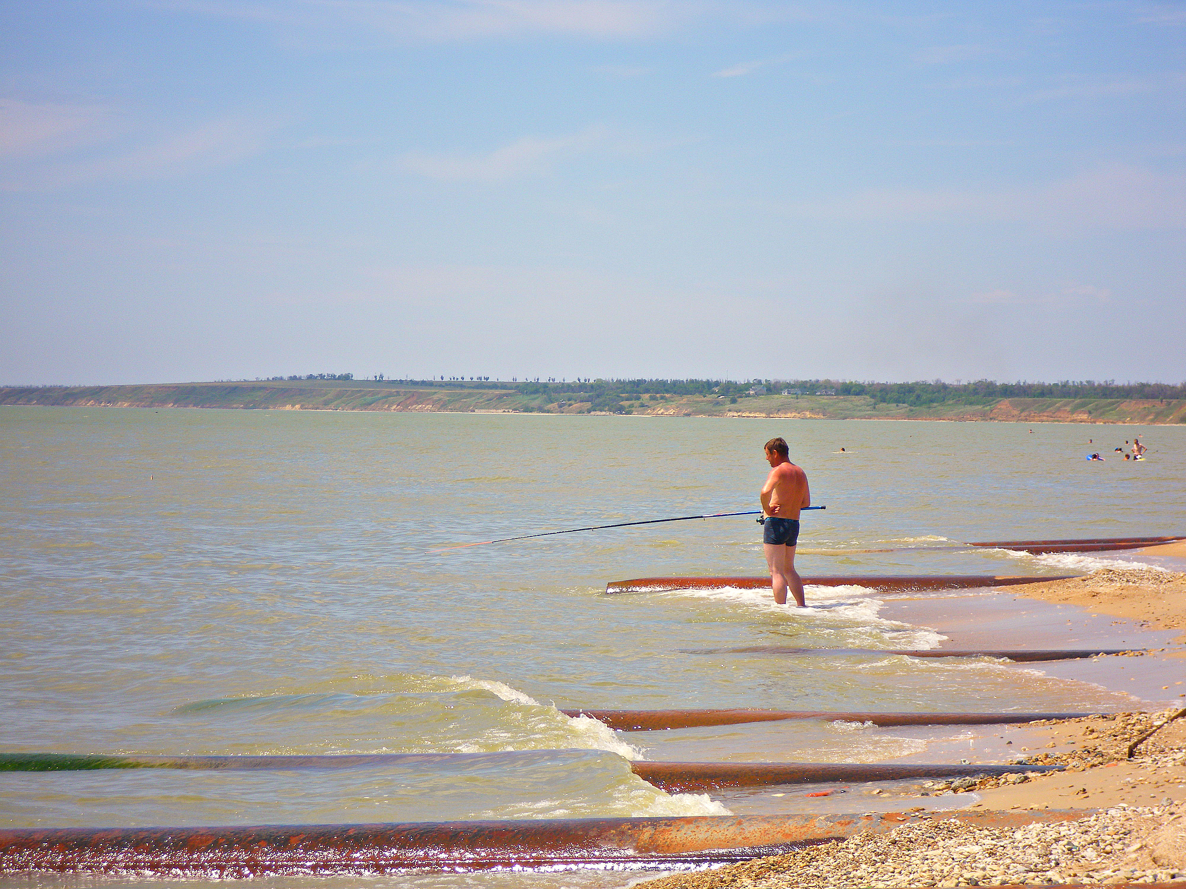 Кто-то играет в мяч, кто-то ловит рыбу, отдыхающие играют в карты или нарды.