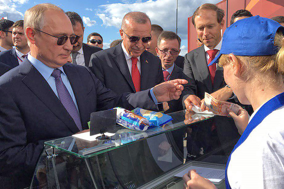 Владимир Путин угостил президента Эрдогана мороженым. Фото Анастасия Савиных/ТАСС