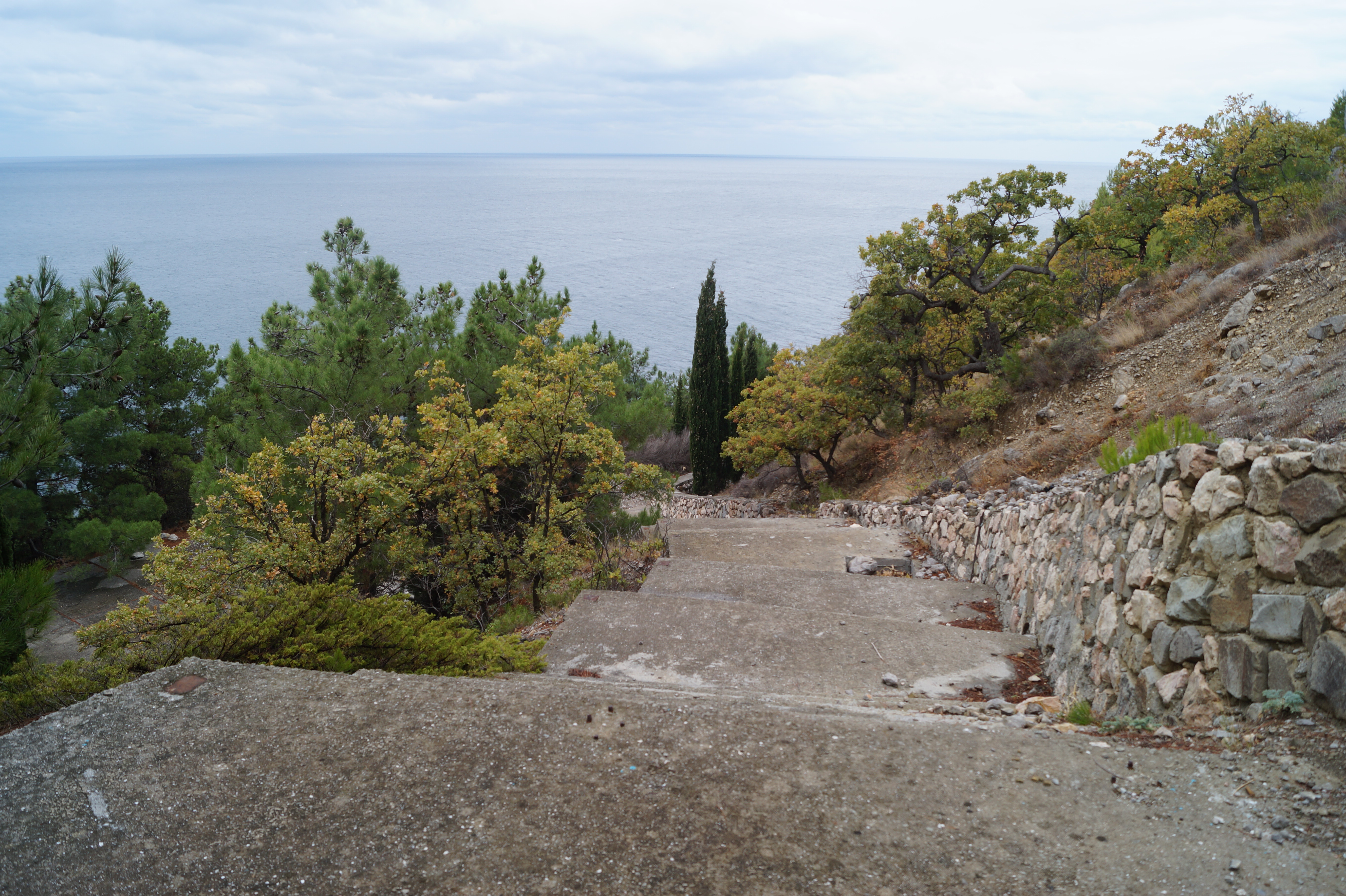 К морю ведет полуразрушенная дорожка