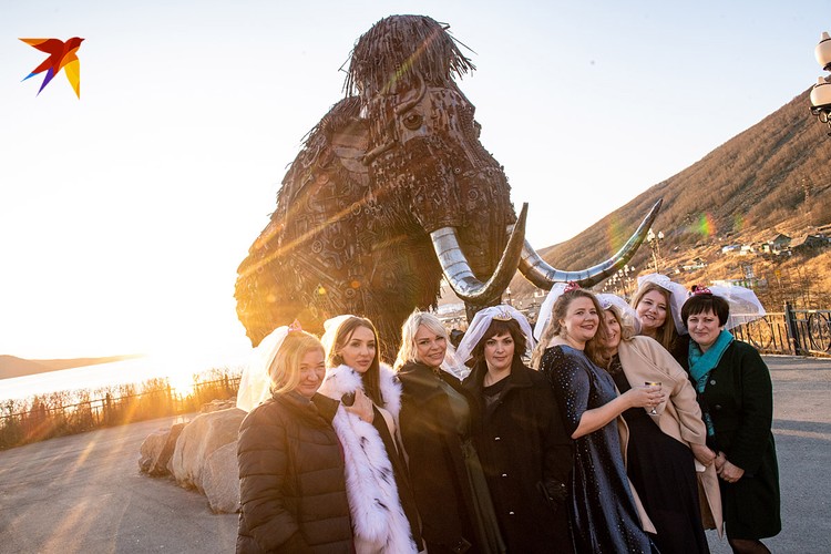 Колымские красавицы около монумента «Время»