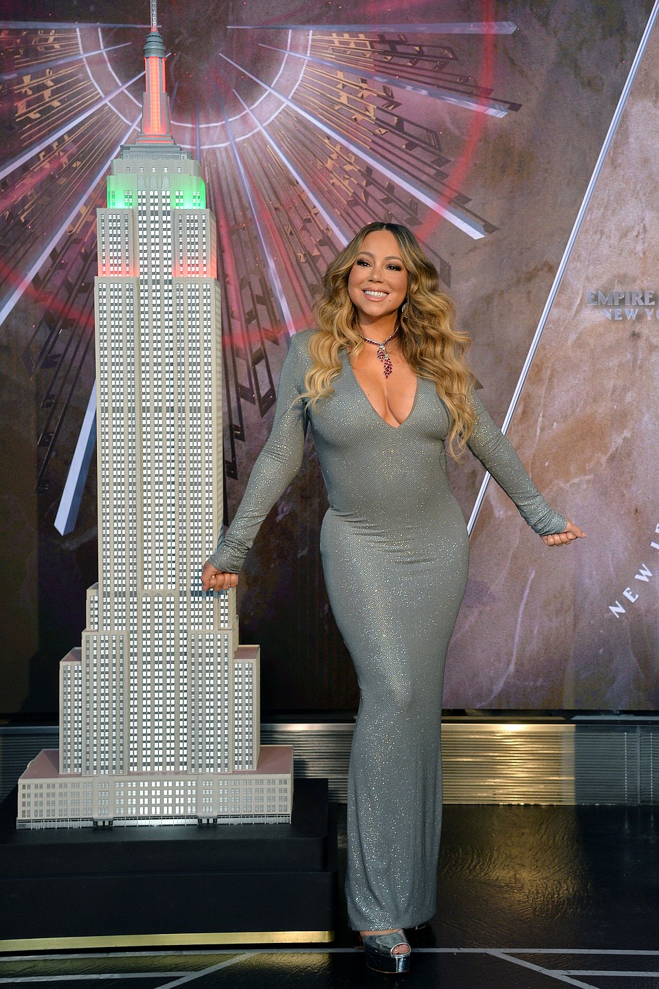 Певица появилась на церемонии в очаровательном серебристом платье с глубоким декольте. Фото: GLOBAL LOOK PRESS