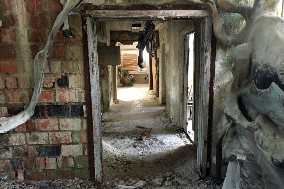 Интерьер пионерлагеря теперь напоминает казиматы.