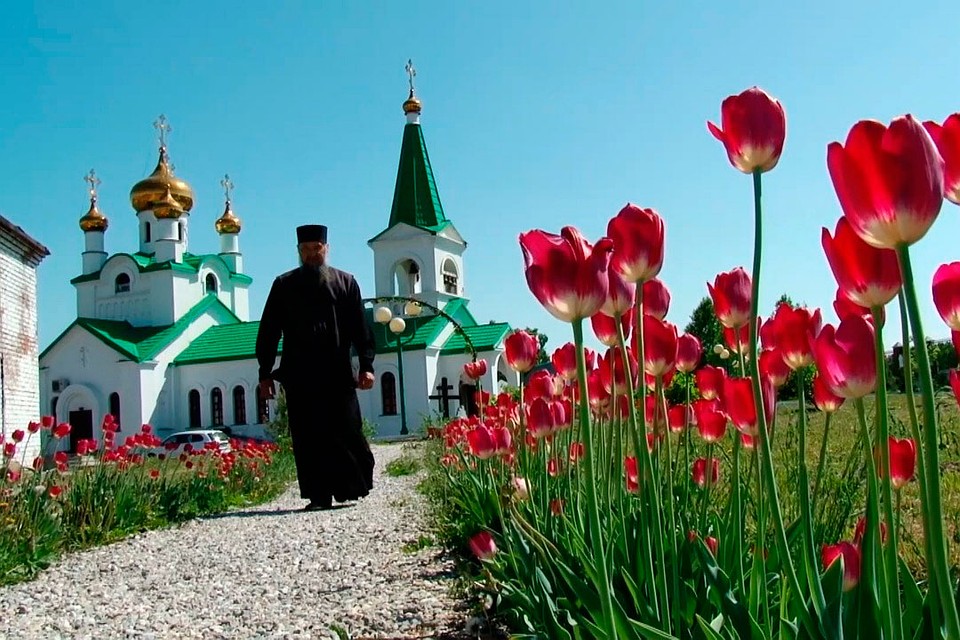 сложные дни пандемии священник призывает и верующих, и неверующих к осторожности. 