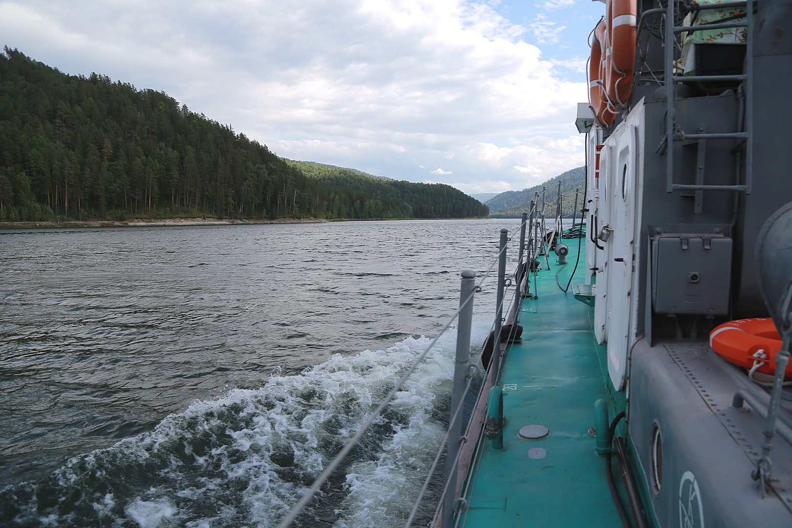 На Красноярском море можно не только купаться, но и кататься с экскурсиями