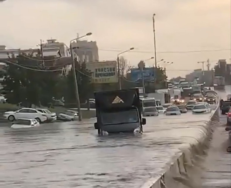 Грузовик ушел под воду прямо на дороге. Фото: соцсети