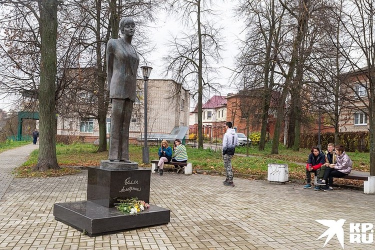 Памятник Белле Ахмадулиной