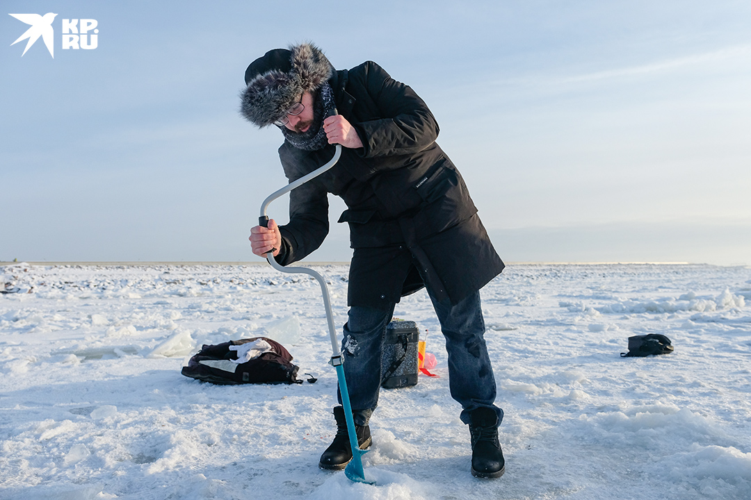 Лед, несмотря на все запреты, очень толстый - в некоторых местах до 50 сантиметров.