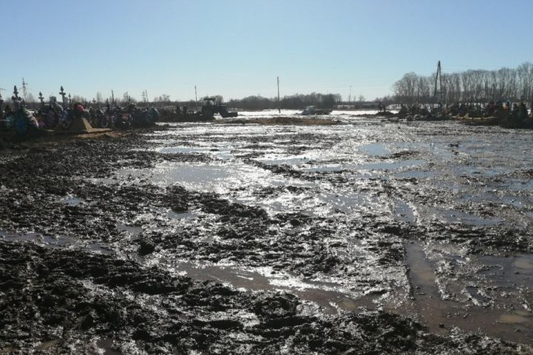 Можно было положить хотя бы деревянные помосты, но зачем...