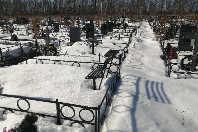 По тропикам между могил лучше ходить в высоких сапогах