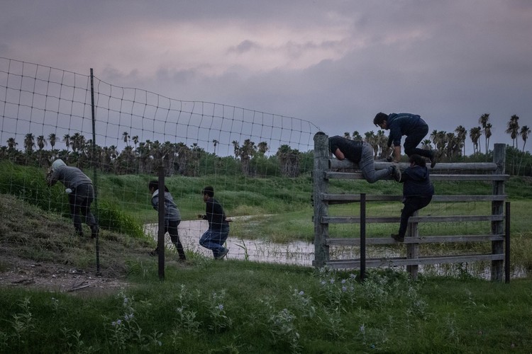Los mexicanos asaltan el muro en la frontera con Estados Unidos.