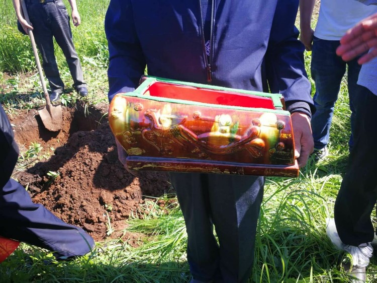 Землю с могилы дедушки Юлия привезла на его родину - в Китай. Фото: архив семьи.