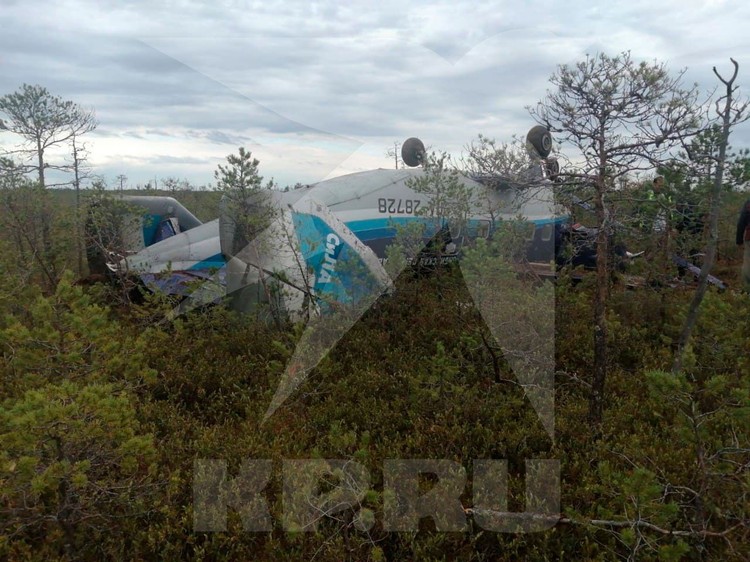 Ан-28 упал на крышу, но пассажиры живы. Фото: Сибирский авиационный поисково-спасательный центр