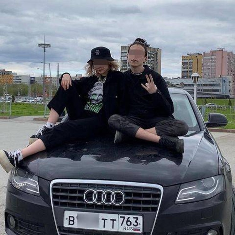 Пока подростки проводят время вместе, за дочкой Вики ухаживает бабушка. Фото: соцсети.
