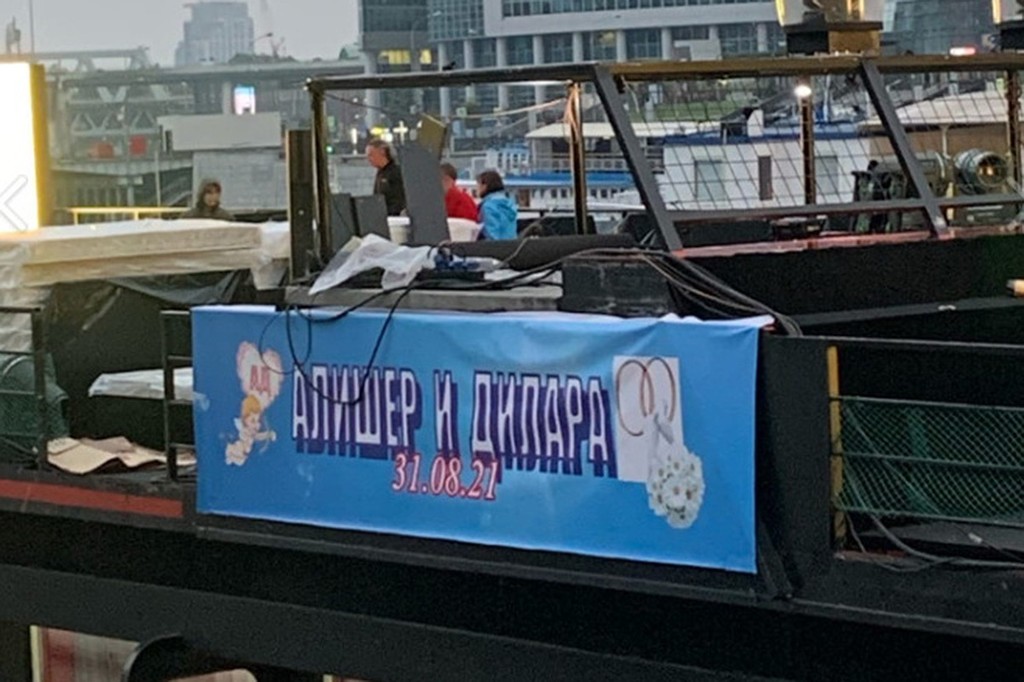 На теплоходе повесили баннеры с инициалами молодых — вышло «АД»