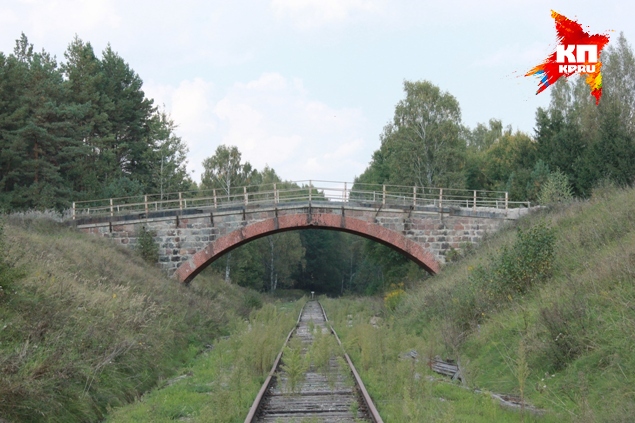 Старый немецкий мост над железной дорогой в поселке Краснолесье.