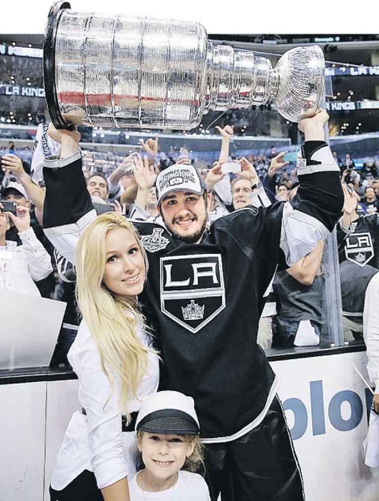 Марта варламова жена войнова. Марта варламова и слава войнов. Войнов хоккеист жена марта варламова. Вячеслав войнов с семьёй. Семья войнова.