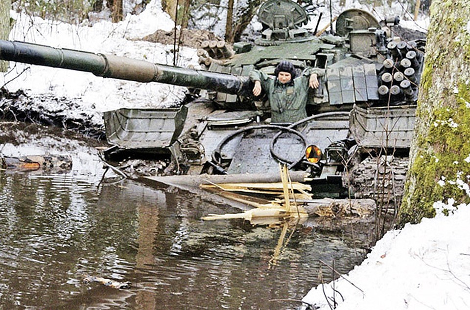 Танки в болотах. Форсирование реки северский донец. Легкий танк рено фт-17. Затонувшие танки в болотах. Танки тонут.