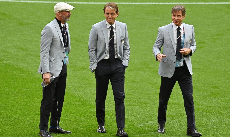 Роберто Манчини (в центре) перед игрой против Австрии на Евро-2020. Фото: REUTERS