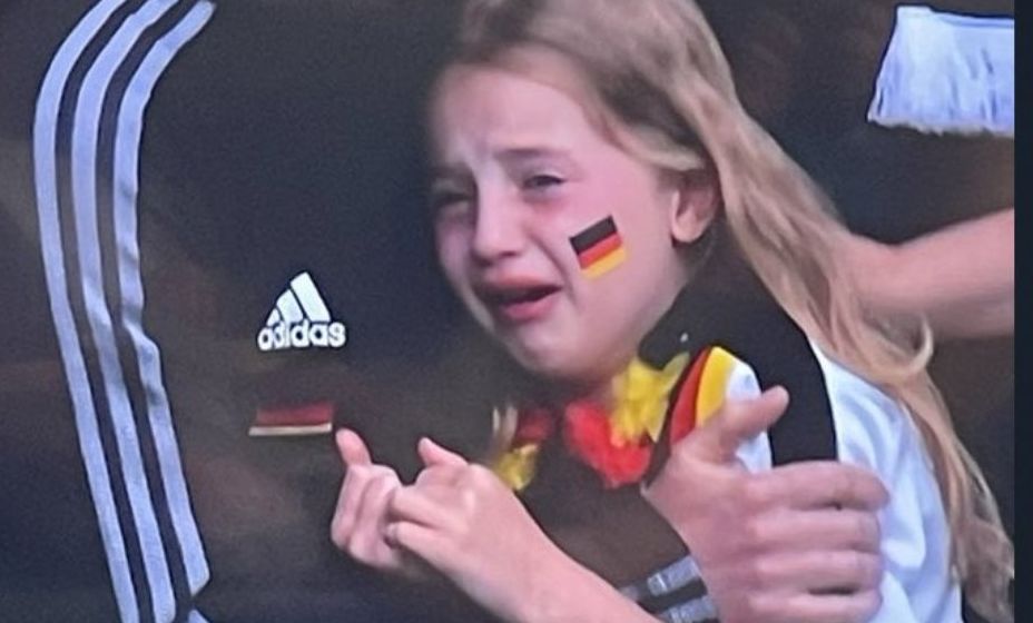 Слезы маленькой болельщицы сборной Германии после поражения команды тронули общественность. Фото: Twitter