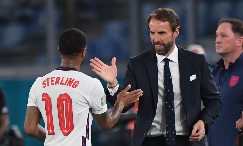 Гарет Саутгейт и Рахим Стерлинг благодаря друг друга за прекрасный футбол. Фото: Reuters